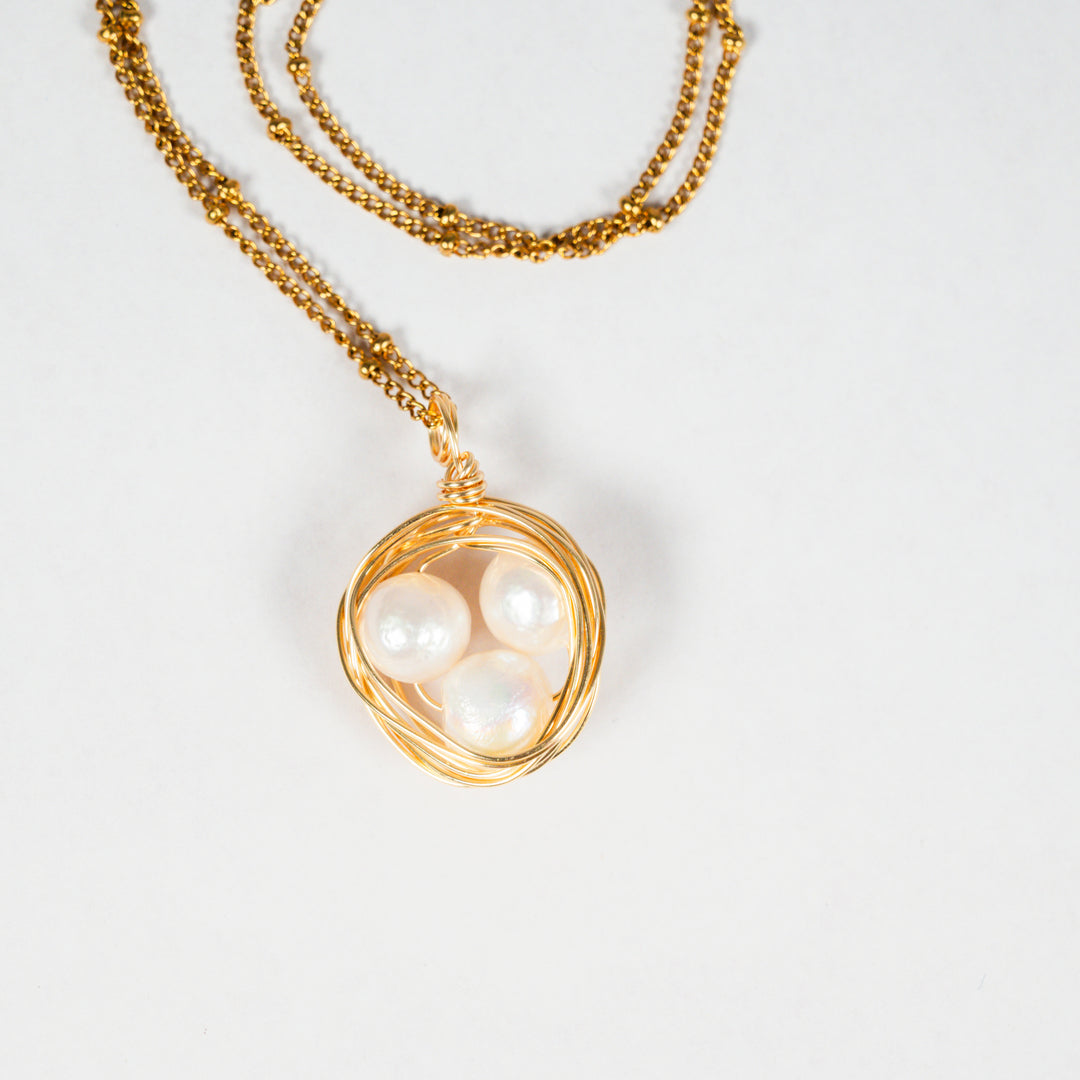 Mujer elegante con joyería dorada